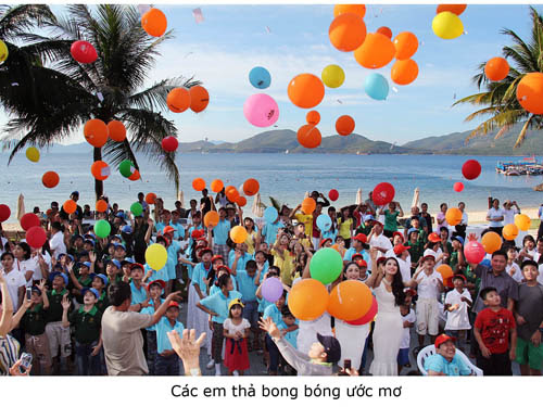 Ảnh c&aacute;c em thả b&ocirc;ng b&oacute;ng